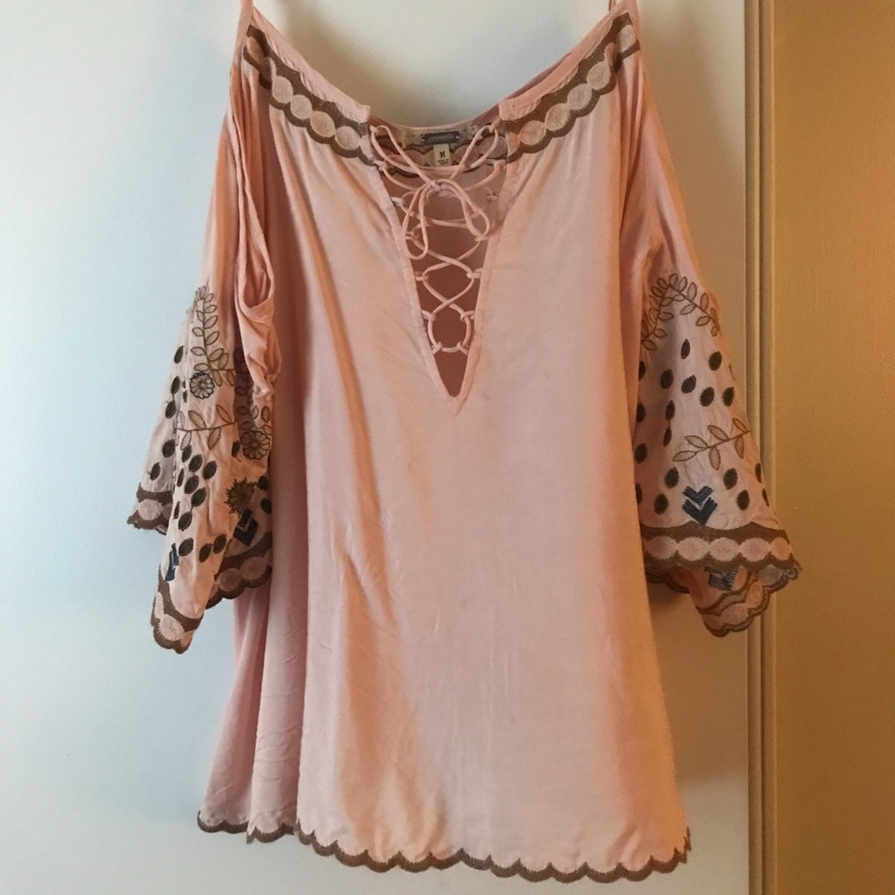 Gimmicks by BKE cold-shoulder blouse w/embroidered sleeves